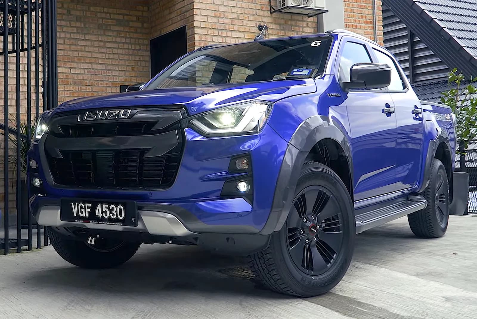 2021 Isuzu D-Max V-Cross double cab, front three-quarter view