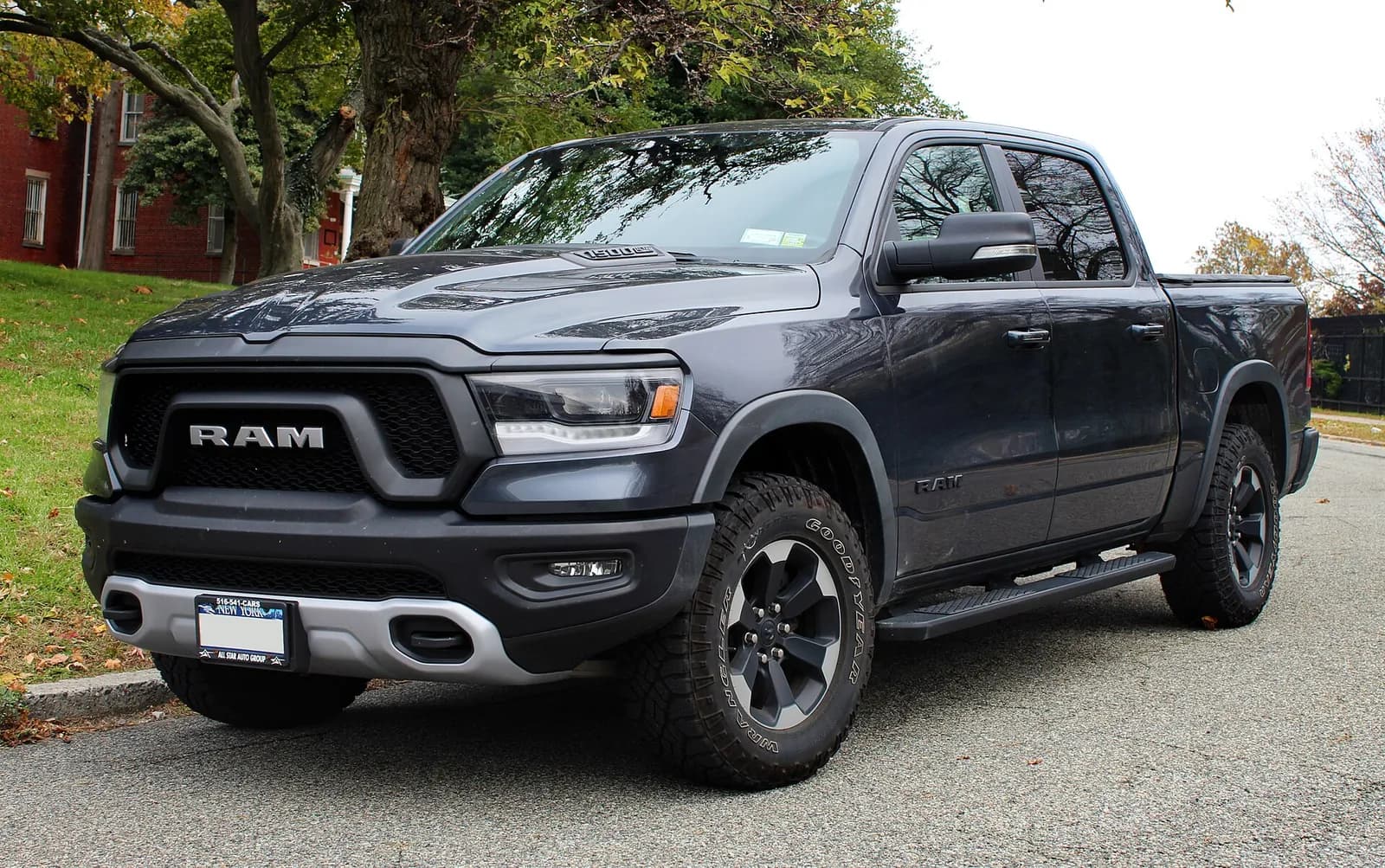 2019 Ram 1500 Rebel 4x4, front three-quarter view