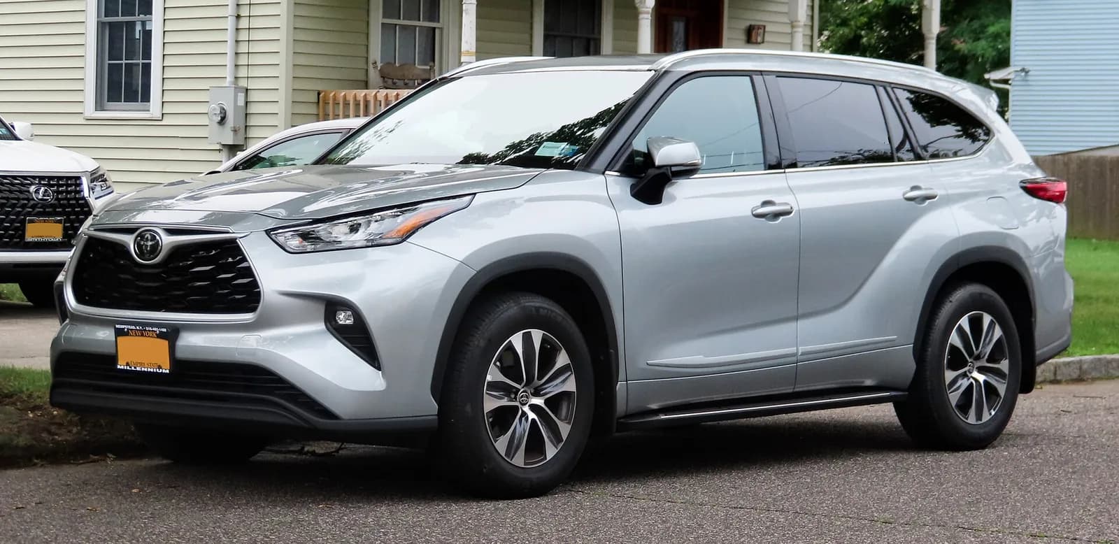 2020 Toyota Highlander XLE AWD, front three-quarter view